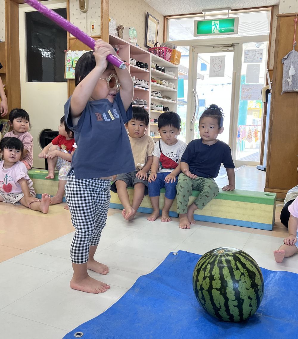クマ組さんはすいか割りにも挑戦!
みんなで頑張ってくれました☆