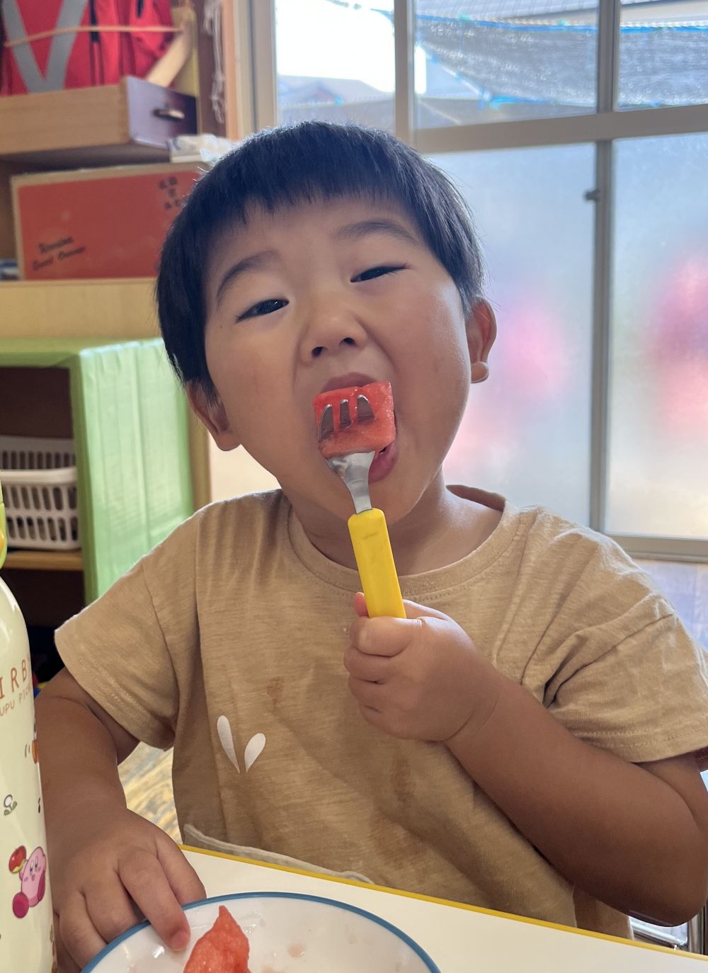 すいかは今日のおやつでした。
真っ赤なすいかはみずみずしくておいしかったようで、
たくさんおかわりしていましたよ♡