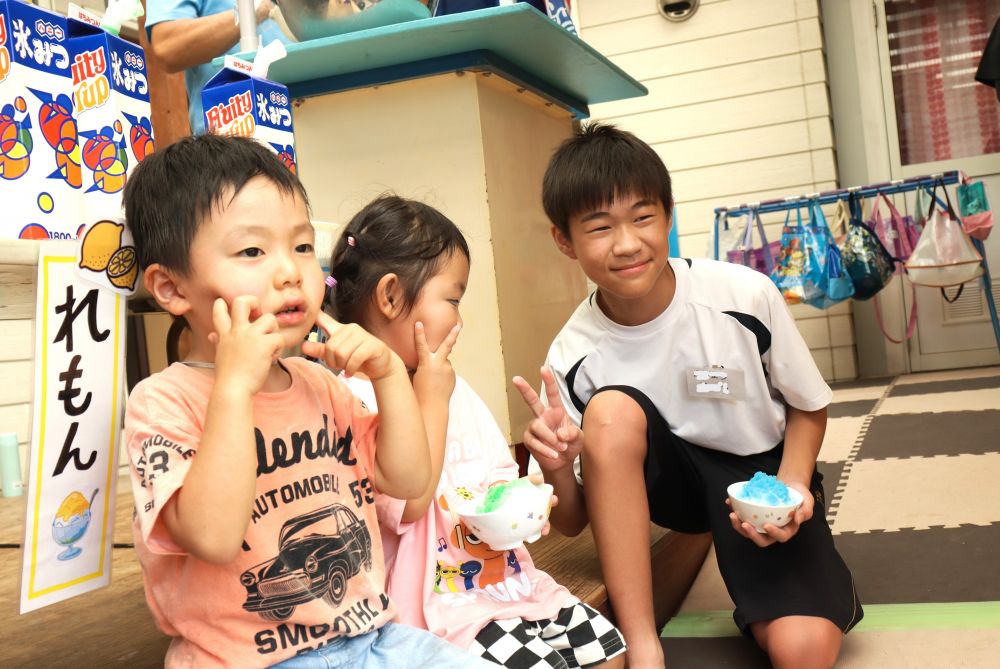 楽しみにしていた「かき氷の日」
しかも、今日から3日間、高西中学校のお兄ちゃんお姉ちゃんが職場体験で園に来てくれます
嬉しい事楽しい事がたくさん重なる8月のお誕生日会です