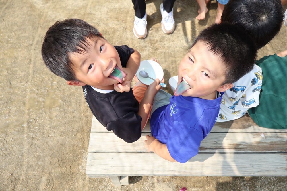 今日も当たり前のように30度を超える暑さ
しかし、子ども達は元気モリモリ
暑ければ暑いほど美味しく感じるかき氷
友達と一緒ならもっともっと美味しく♪