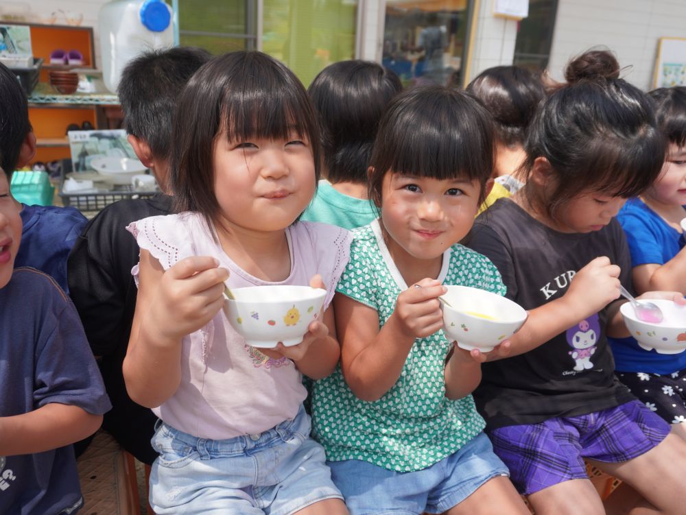 松浦先生が大きなかき氷機で作ってくれますが、100人分を超えるかき氷となると待ち時間もなかなかのモノに・・・
最後まで待ってくれた年長キリン組さん、ありがとう!