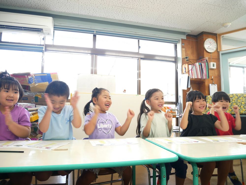 「やっぱり~♡」
目をキラキラさせながら水槽を見つめる
大きなものが浮くほど
みんなのテンションも上がる♪
大きなトマトは浮いたけど
ミニトマトは沈むのを見て
「そっちの方が小さいのに?」
と大きさで予想する子も多く
“糖度が高い、甘いやつは沈むんだよ”
と教えてもらいました