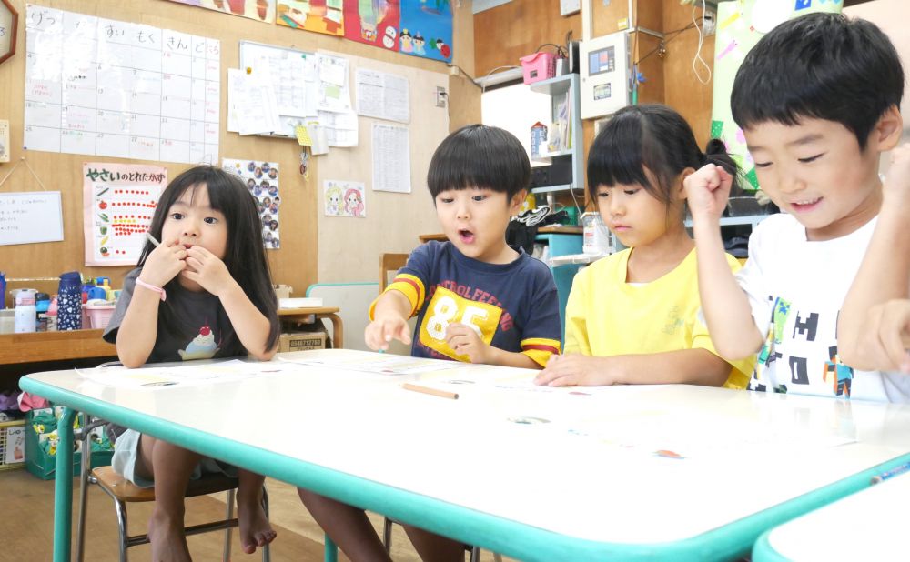 “土より上に出来るものは浮く”と聞いて
「じゃけスイカ浮くんか!!」
「スイカって甘くない?」
「でも土より上にできるじゃん!!」
「ほんまよ♪」
「大きさだけで判断してはいけません」とYくん
聞いて、実際に見て学ぶ…
面白い実験にみんな釘付けでした♡