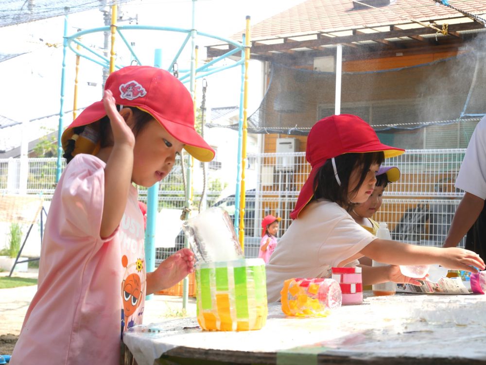 なんで溶けるんだろう?
なんでこんなに冷たいの?
氷の不思議を楽しみました
氷がどうやったら溶けるのかを考える姿がみられました
『叩いてみよう!バンバンバン!』
『ちょっと溶けてきたよ♡』