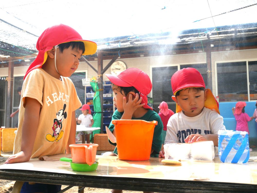 『手でこすったら少しずつ溶けてきた!!でも手が冷たすぎる・・・』
もっと早く溶ける方法はないかな~??
みんなで考える・・・