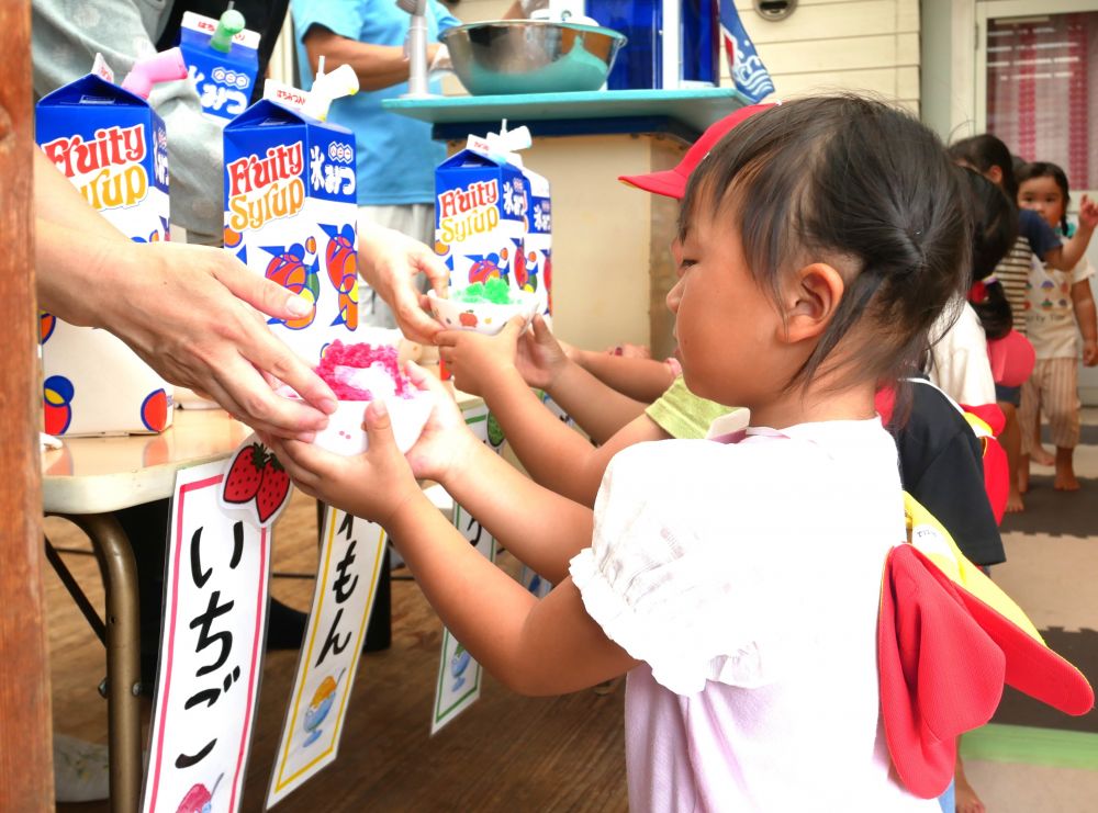 楽しみにしていたかき氷の日!!
好きな味を選びにかき氷屋さんへ♡
お祭り気分のリス組さん
『イチゴが欲しいです♡』
自分で欲しい味を伝えるОちゃん