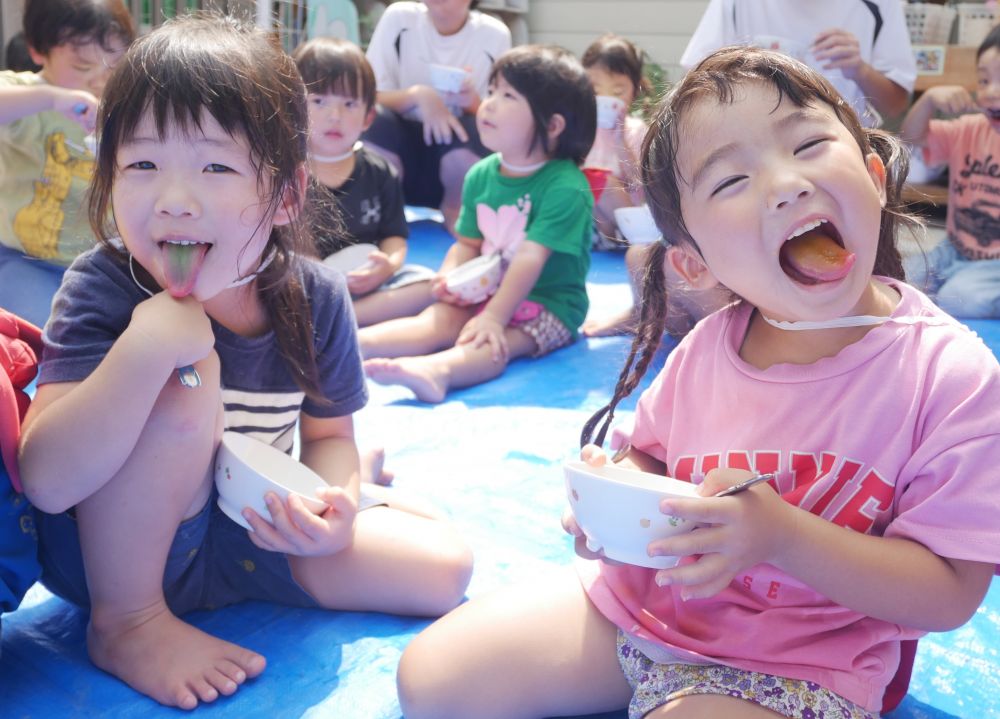 『ね~ね~ベロ何色になってる?』
『すごいことになってるよね~?』
友達との会話も盛り上がっていました
氷もふわふわ♡ⅯОNⅮEN会自慢の味です
いつも準備してくれる松浦先生ありがとう♡