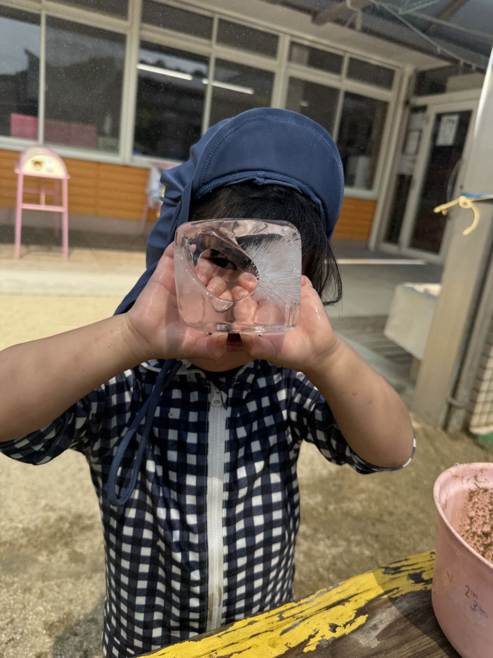 暑い日にはやっぱり…
冷たい氷!!
ボウルの中に入れておくと、
さっそく見つけたTちゃん。
「あながあいとるよー!」と、
氷の穴からこんにちは😆