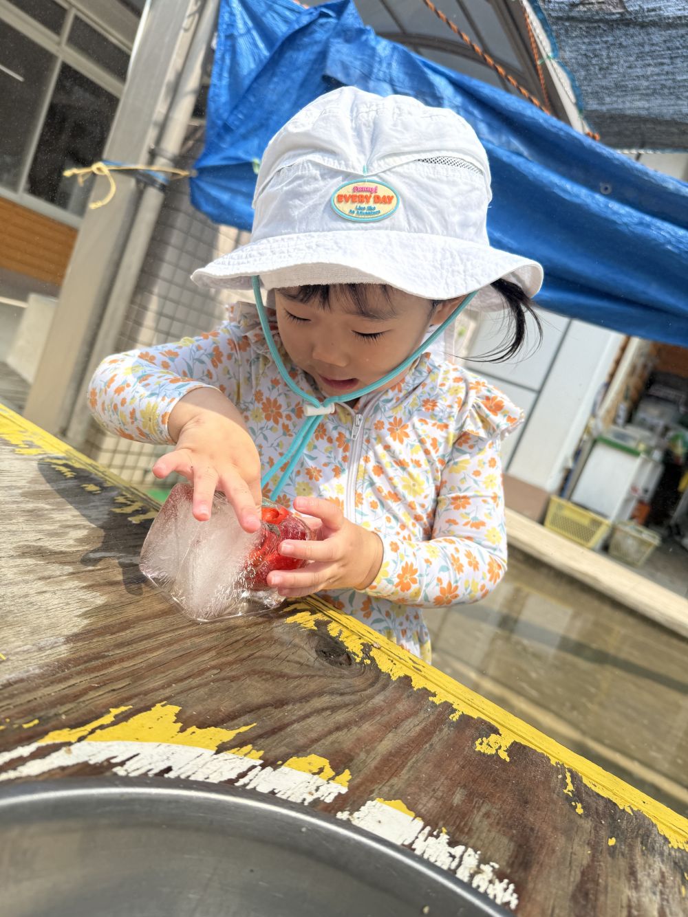 Oちゃんは、
「ほじほじほじ…」と、言いながら…
指先を使って…
氷の中に埋まっているパプリカを取り出そうと、
頑張っていました☺️