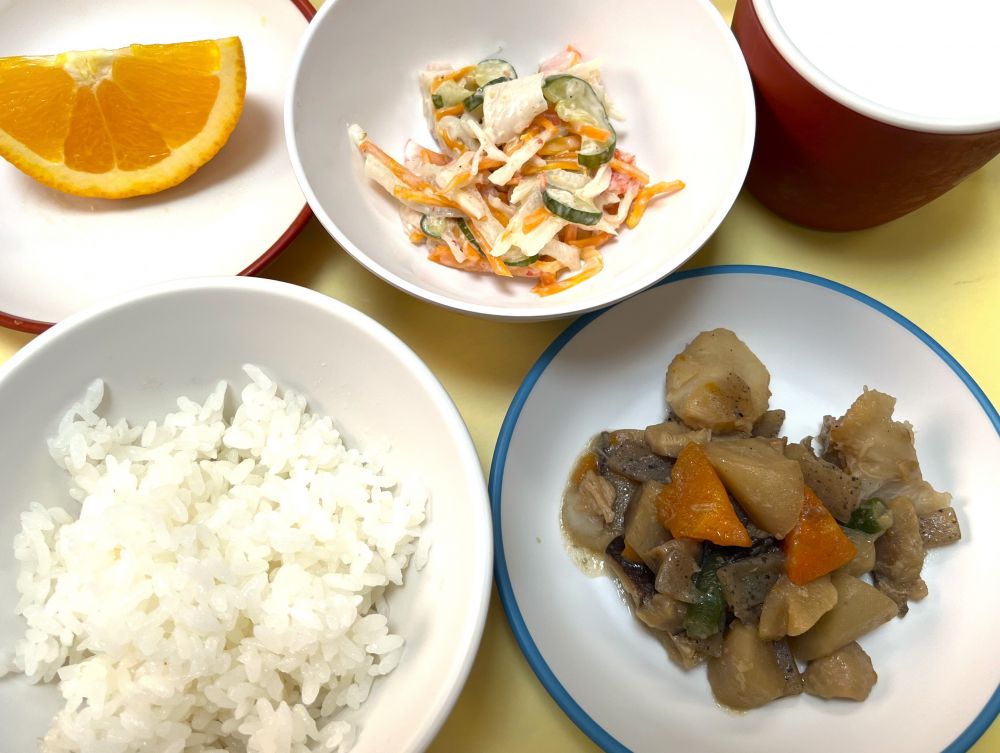 ご飯
筑前煮
大根サラダ
オレンジ
牛乳