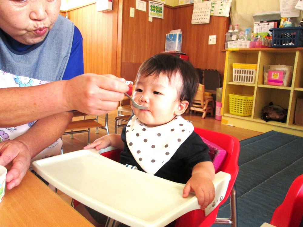 夏のお楽しみかき氷!!
ウサギ組さんも食べてみます
冷たい氷・・・ ドキドキで口へ・・・
「これは何?」
大きな口で一口食べたRちゃん
冷たくてびっくり!!
思わずべーと出した後触ってたしかめてみる