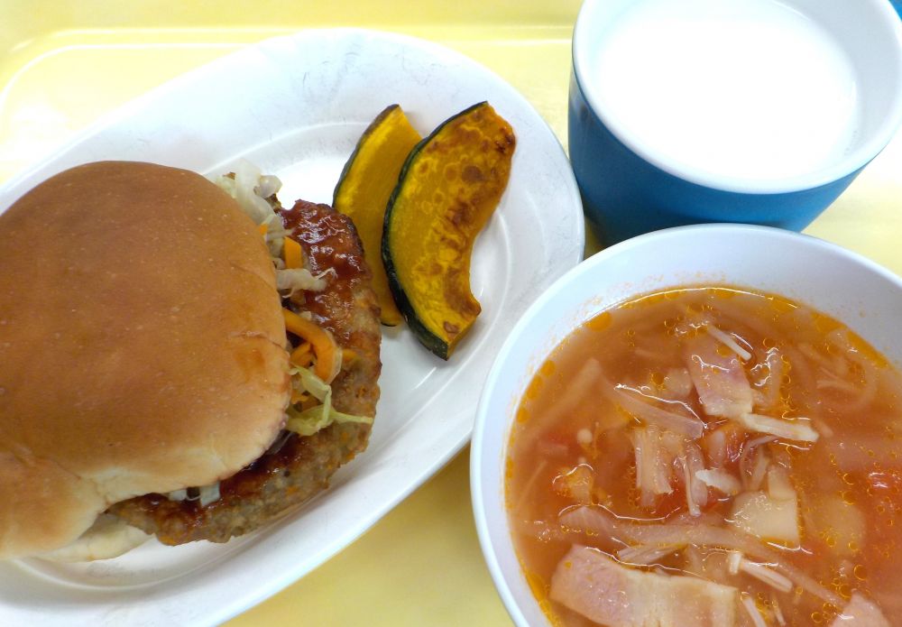 ハンバーガー
焼きかぼちゃ
ミネストローネスープ
牛乳