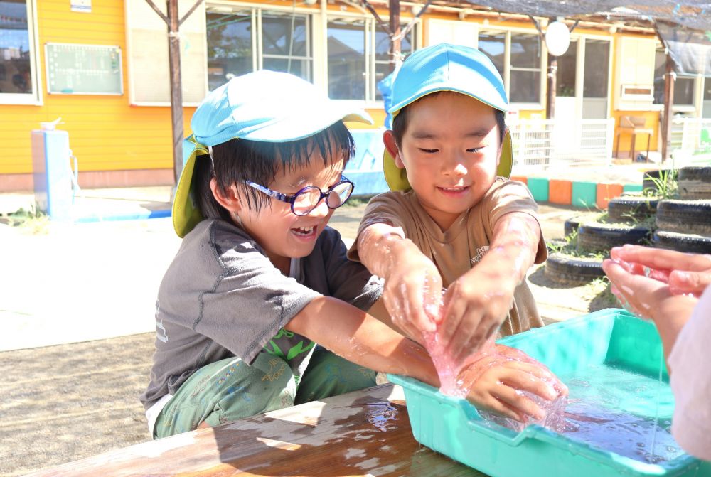 夏ならではの遊びを思いきり楽しんでいるみんな
『スライムやりた~い!』と子ども達のやってみたい
スライム遊びに挑戦!
「びよ~んってのびる~!!」
「この前のスライムとちがう!」
以前キリン組さんと一緒に楽しんだスライムよりも
トロトロでやわらかいことに気付きながら
夢中になって楽しむ♡