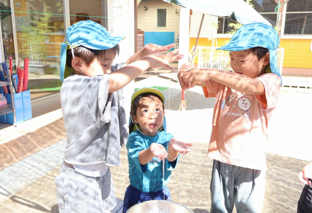 「雨だ~!!」
「降ってる!降ってる!」
たらりとたれる様子を雨に見立てて…♡
一人ひとり気付いたこと、発見したことを
遊びに活かしながら友達と一緒に楽しんでいます!