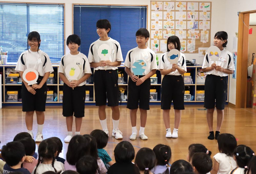 20日から22日、今日まで3日間職場体験として高西中学校のお兄ちゃんお姉ちゃんがきてくれました
最終日ということで、お楽しみ会をしてくれました
歌を歌いながらのペープサート♪
恥ずかしそうな姿もありましたが、お兄ちゃんお姉ちゃんのペープサートに子ども達は大喜び☆