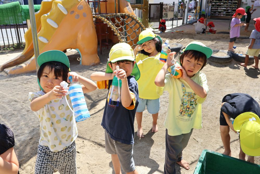 まだまだ暑いですが
8月ももうすぐ終わり…
みんなで作った水鉄砲で
キリン組さん対先生の水鉄砲対決!!!
怪我の無いよう、確認をして
みんなも気合十分です♪