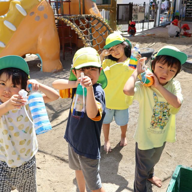 ＊　５歳児　水鉄砲対決①　＊