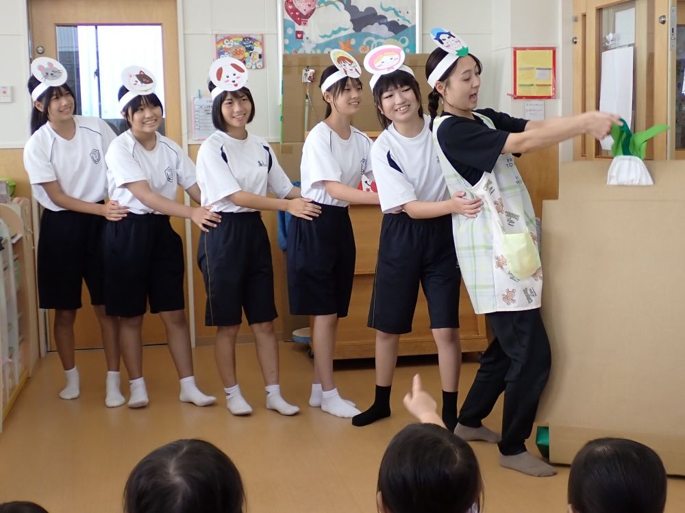 お楽しみ会
『おおきなかぶ』の劇あそび✨
「もう1回、やって!」って子どもたち😁