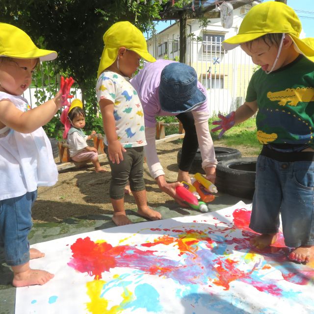 ＊　1歳児　絵の具遊び　＊