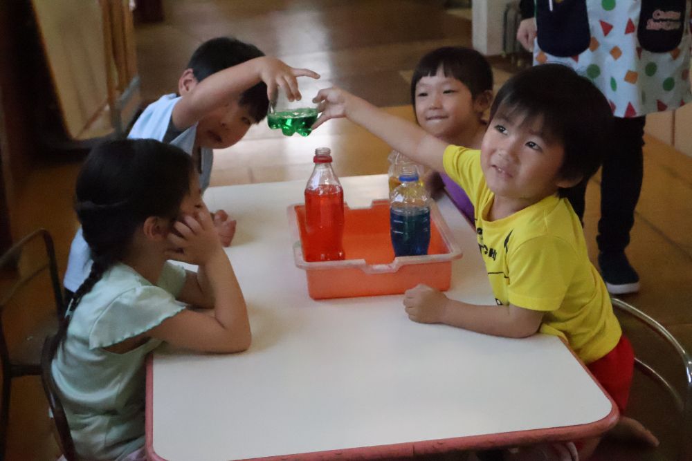 「やった~!できた!!」
「みどり作れたよ!!」
にこにこでみせてくれたKくんたち。
「オレンジになっちゃった!」
「もう一回つくろうか~」
「黄色と青みたいだよ!」
相談しながらもう一回チャレンジ!
どんな色ができても、レッツまぜまぜ~楽しかったね♡
