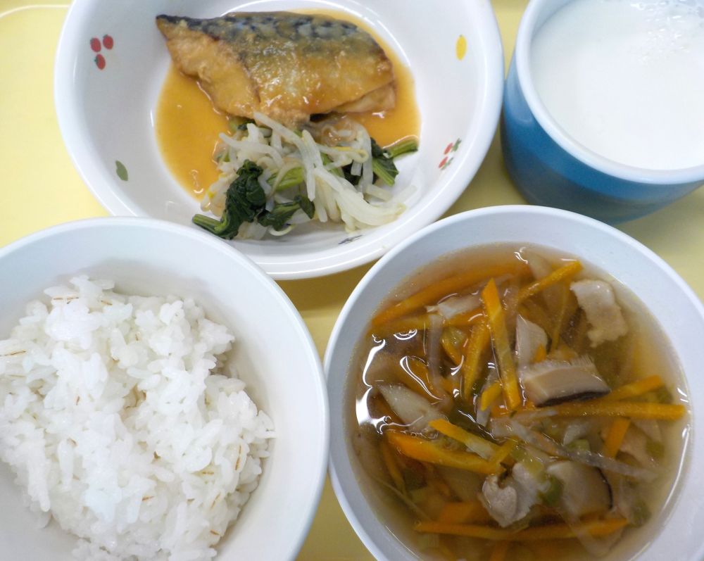 麦ご飯
さばのみそ煮
ゆで野菜(もやし・小松菜)
沢煮碗
牛乳