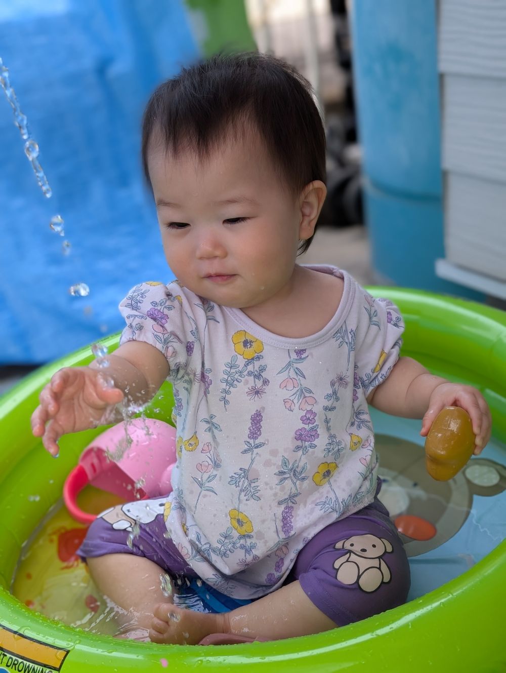 水遊びに夢中なNちゃん
ジョウロからでるお水を
つかまえようと可愛い姿が
みられましたよ😆