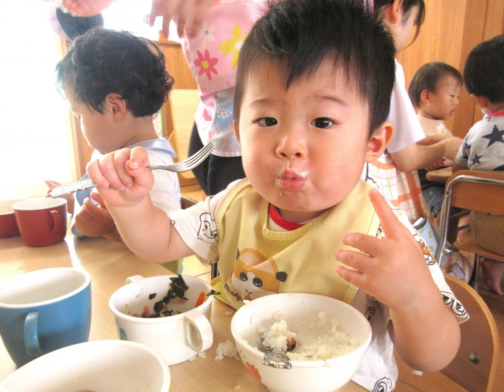 暑い日が続くと、どうしても落ちてしまいがちな食欲・・・。
でも!今日は夏バテも吹き飛ばす、子ども達の大好きメニュー“塩からあげ”が登場しました♡
さて、子ども達の反応は・・・??
先日、離乳食が完了し、幼児食へと移行したFくん。自分でフォークを持ち、ごきげんです♪
一口大のからあげを刺し、自分で口まで運んでいます!口に入れたら、上手にもぐもぐ。
園で食べる初めてのからあげの味、気に入ってくれたかな?