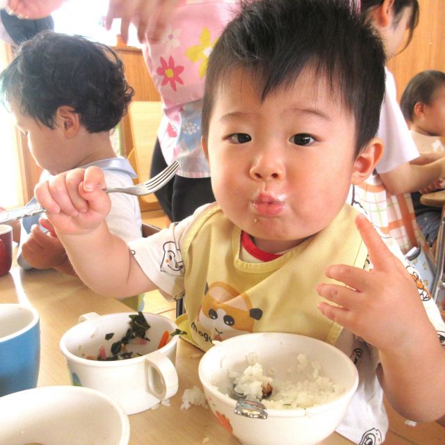＊　給食時間の様子(ゆめはうす認定こども園)　＊
