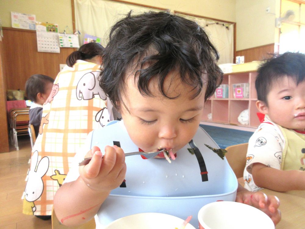 同じくヒヨコ組のJくん。もうすでに塩からあげはからっぽで、ご飯と彩り酢の物を食べているところでした♪
野菜を上手にフォークですくい、パクリ。千切りにしているので、フォークの隙間から出てくる野菜達・・。でもJくん、落とさないようにちゃんと左手を使って、押さえながら口の中へいれていましたよ♡
お酢の力で、今日の暑さも乗り切ろう♪