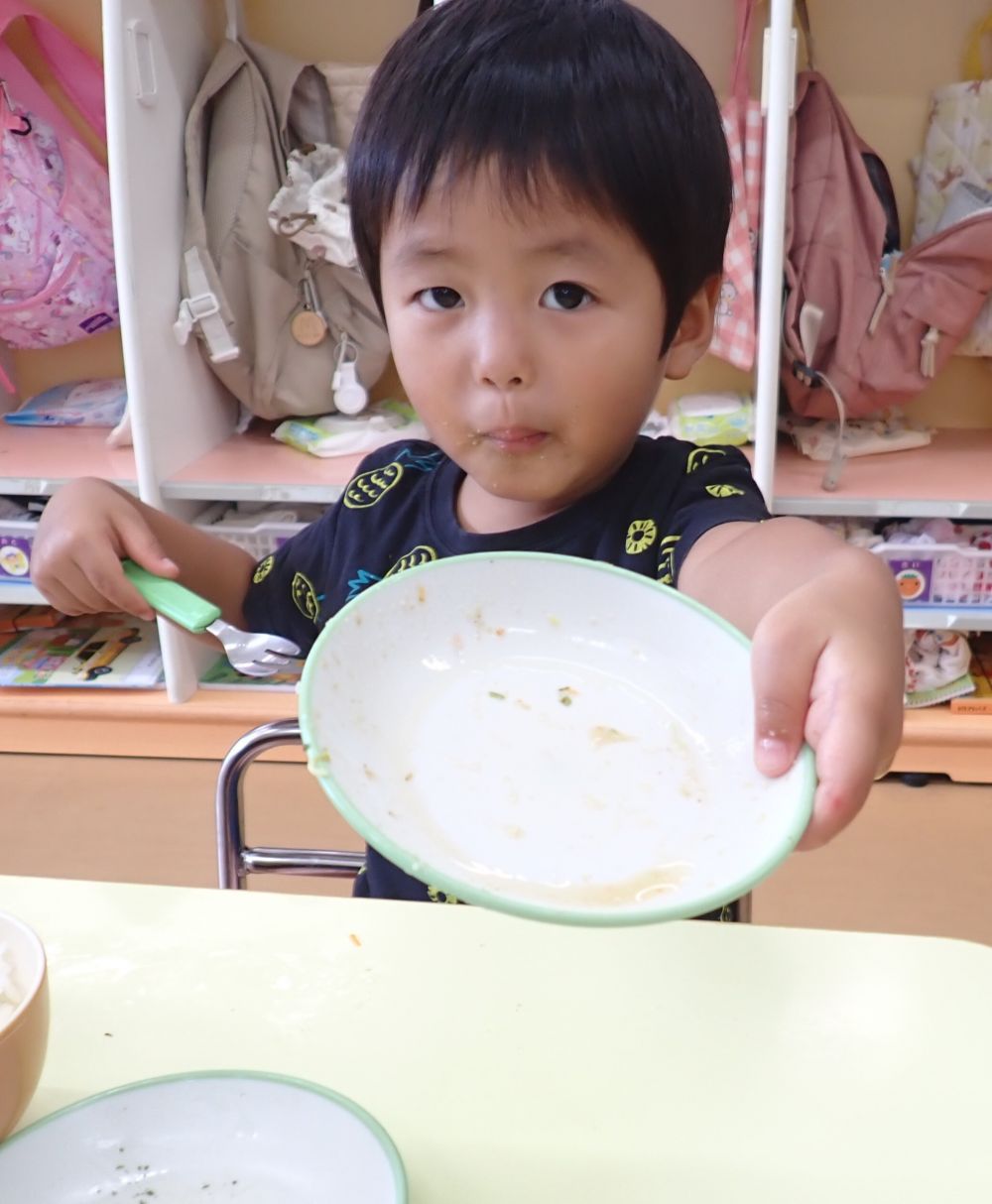 今日の給食は、
「塩からあげ」と「彩り酢のもの」でした。
暑い日がまだまだ続いています。
子どもたちはもりもり食べて
元気いっぱいで過ごしています。
苦手な野菜も好き嫌いなく完食しました🐻
お皿はピカピカです✨