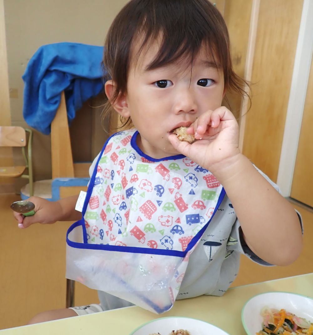 ヒヨコ組さんをのぞいてみると一番に
焼ポテトがなくなっていました。
お口の回りが焼ポテトにまぶしていたパセリだらけに😲
大好きなからあげもパクパクと食べてくれていました🐤