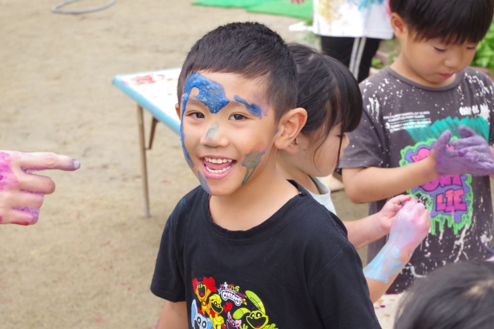 手や服だけではなく…
顔にも⁉
他の子が顔に色を付けているのを見て
早速 真似っこーー! 筆のまま顔に‼
1筆で顔の半分が青に大変身
「みてみて~ゾンビになったんよ~」
笑顔いっぱいのAくん! とっても楽しそう♡