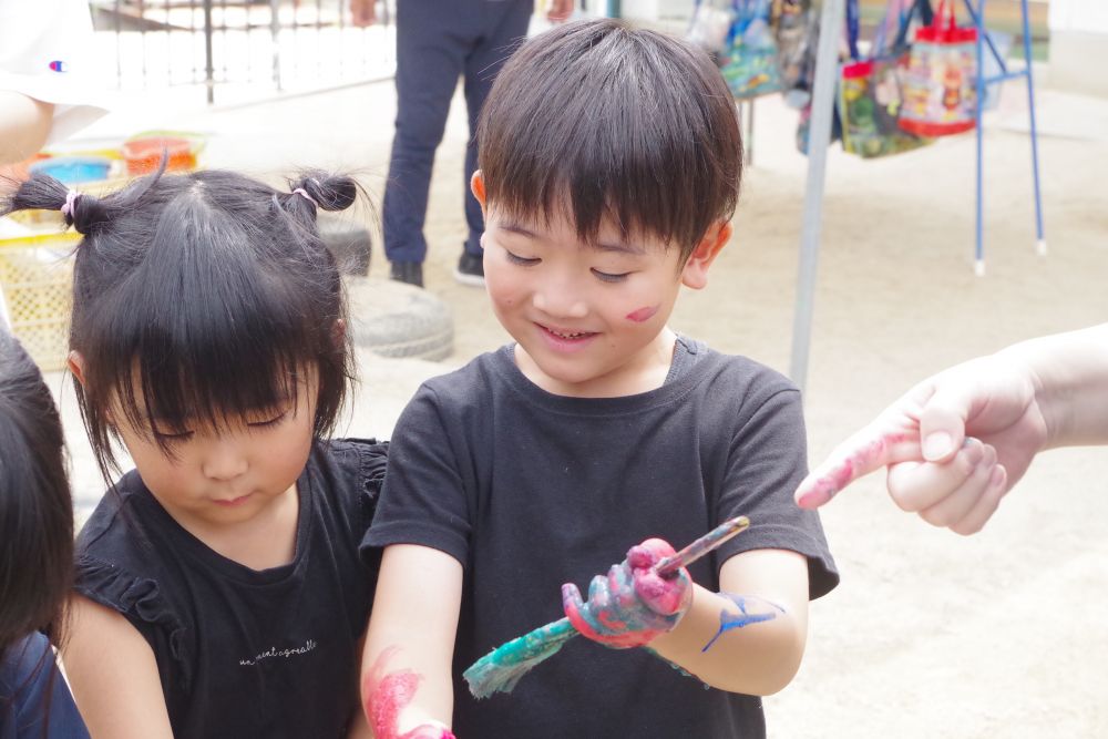 塗ってる間に色が混ざって、いろんな色ができてきたよ!
R君のうでもグラデーションになっちゃうかも✨