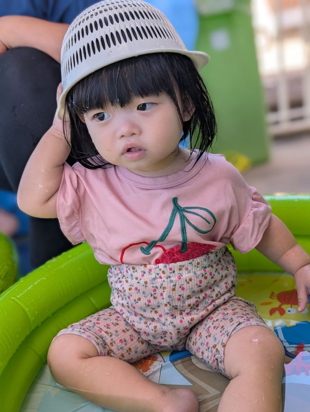 ザルを被って遊んでいるMちゃん
お水で濡れてて
ひんやりして気持ちいいのかな…
気にいって被って遊んでたよ～😋
色々な遊び方があって楽しいね～
