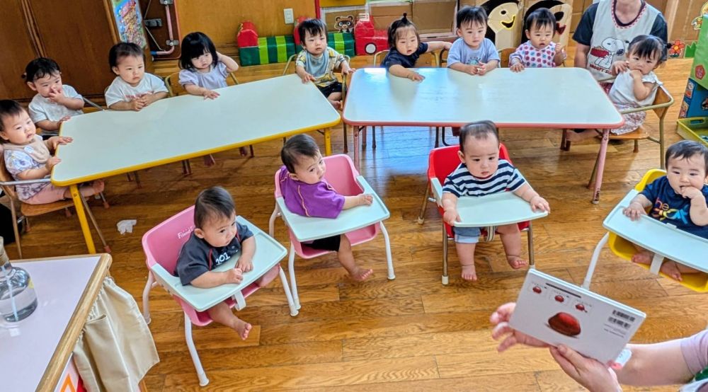 0歳児
『だるまさんが・・・』
『♪だるまさんが♪』のリズムに合わせて身体を左右に揺らす子ども達…
『だるまさん ドテッ』 っと倒れると子ども達もまねっこしてドテッ!!
読む前に倒れる子も・・・その動作をみて周りのお友達もまたまたドテッ!!
お茶目なかわいい仕草に微笑ましくて笑いがこぼれます♡
ウサギ組さんが大好きな絵本です。