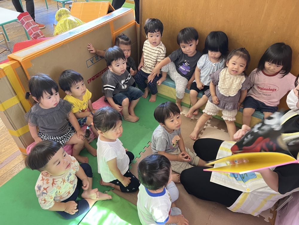1歳児
『こわめっこしましょ』
ページをめくると次々に登場する
こわ~い妖怪や魔女たちとこわめっこ!!!
"笑うと負け"ではなく"泣いたら負け"の絵本です😂
みんなも負けないように怖い顔をして
絵本を楽しんでいます♪