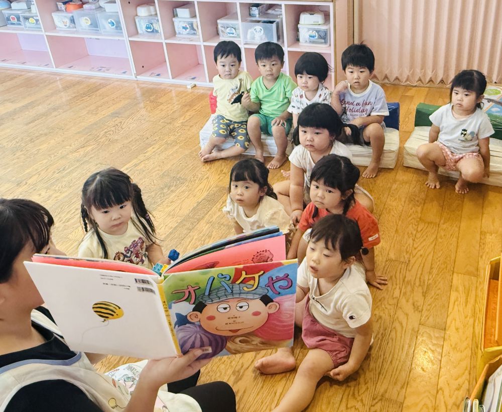 2歳児
『オバケや』
おばけ大好きクマ組さん👻
この絵本、ヒットしました!!
おばけが出てきたら…
「おばけやさーん!」と、呼びます。
呼んだら、オバケさんが来てくれて…
絵も色もしっかりしていて、
とっても面白い絵本です📙