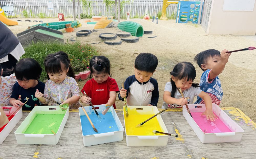 楽しみにしていたボディペインティング🖌
カラフルな色に、
みんなのテンションはハイ!!🌈
そっと指先で触ってみる子…
筆を使う子…
手のひらで思い切り触る子…