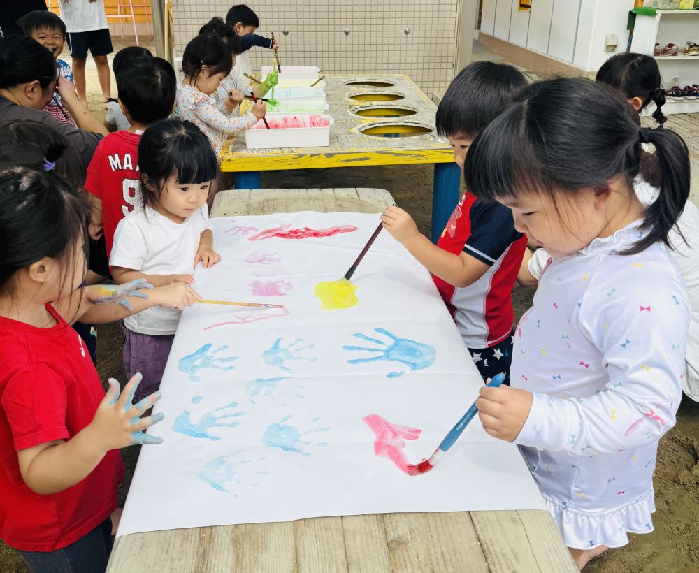 模造紙に手形を押したり…
思い思いに筆をすべらせ絵を描いたり…🖌
一人ひとりがダイナミックに表現して楽しんでいました。