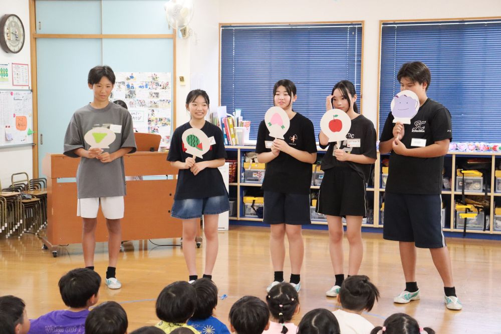 最終日は手作りペープサートを披露してくれましたが・・・
年頃のお兄ちゃんお姉ちゃんは恥ずかしがり屋さんが多いようです