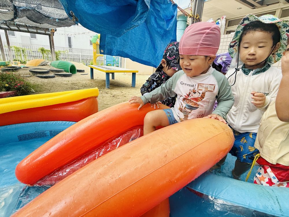 楽しかったプールも、
今日で終わりになりました。

滑り台付きプールで、
思い切り楽しんじゃおう😆

