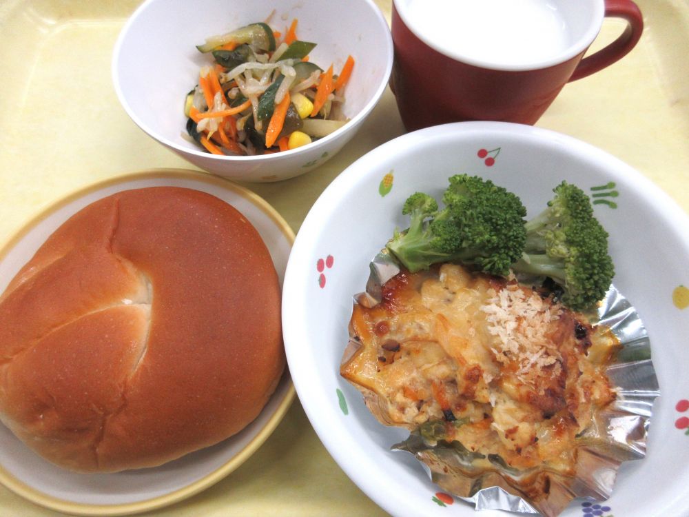 ロールパン
豆腐とツナのみそチーズ焼き
ゆでブロッコリー
チョレギサラダ
牛乳