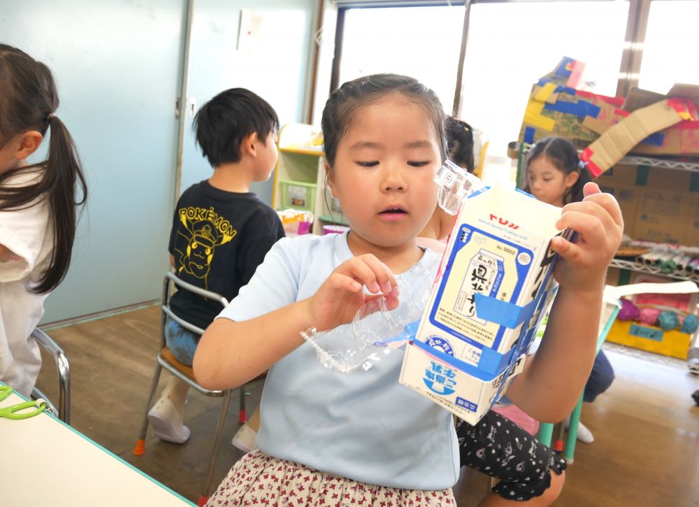 「まずここに水を入れて…
こっちにも!!ここにも!!
入れるとこいっぱいあるんよ」
と説明してくれるIちゃん♪
