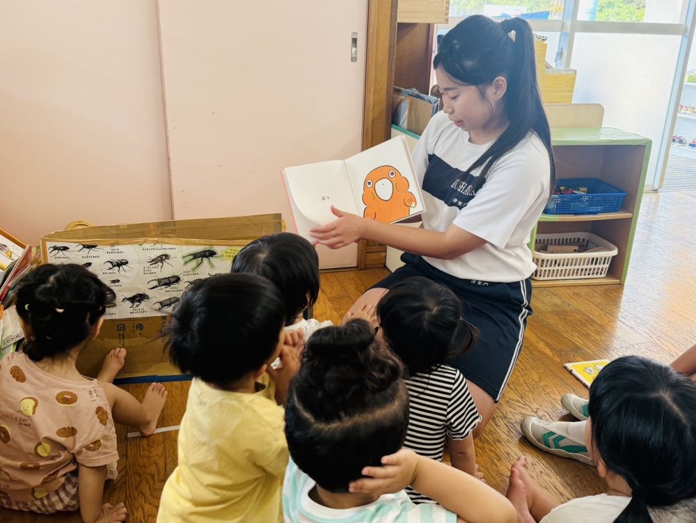 8月26日~28日。
栗原中学校のお姉ちゃん達が、
職場体験に来てくれました。
1.2歳児クラスに入ってもらい、
絵本を読んでもらったり、
ブロックで遊んでもらったり…