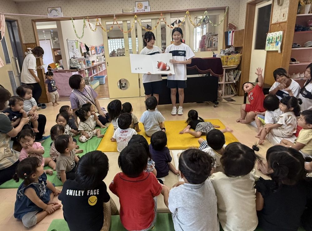 最後の日には、子ども達みんなが大好きな
【だるまさんの】
大型絵本を読んでもらいました。