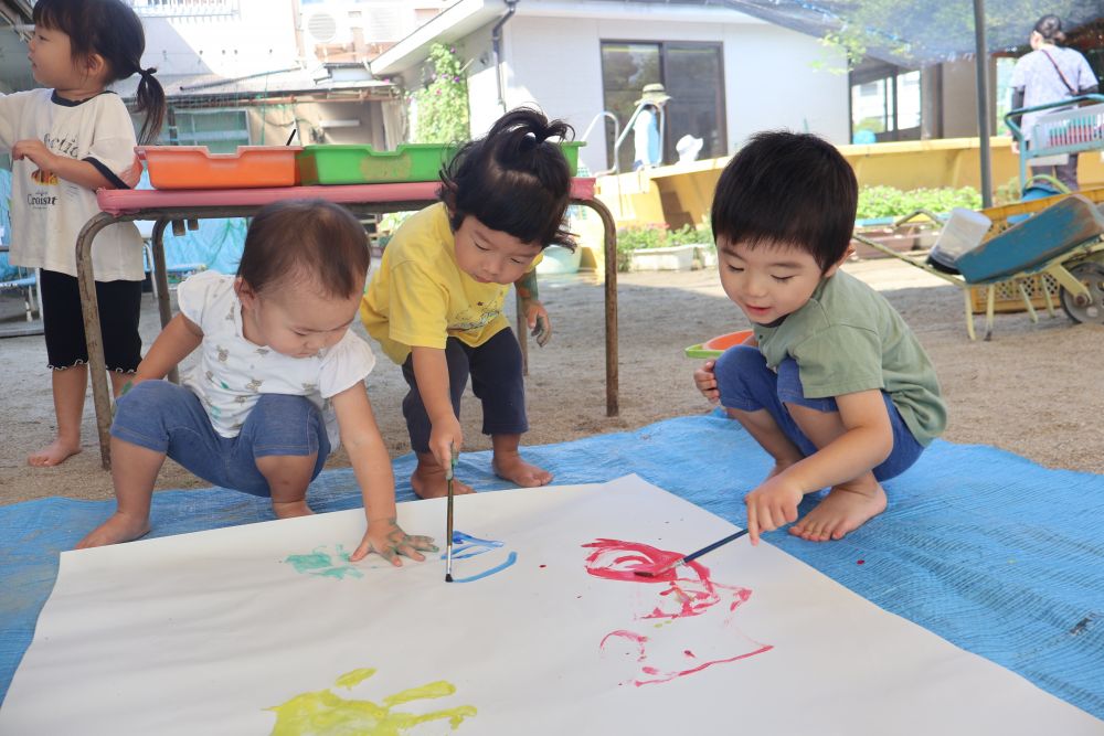 夏の楽しみ最後はボディーペイント♡
「あか、あお、みどり、きいろ」
早速好きな色を手に取る ! !
「ぬりぬり〜♪」
上手に手首をクルクル動かしながら
大きな模造紙に楽しそうにお絵描きをするKくん