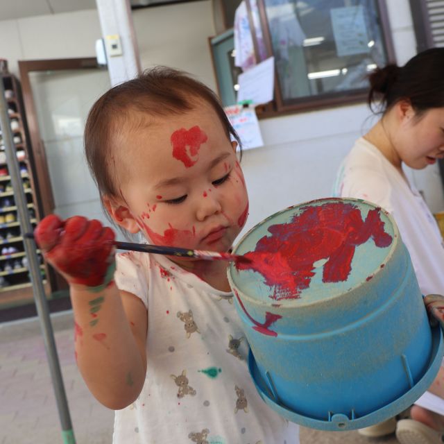 絵の具を使って遊ぼう②　＊１・２歳児＊
