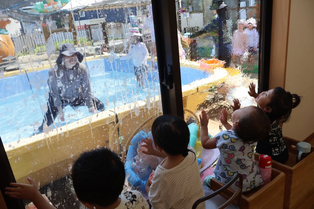 たっぷり遊んで
シャワーで汗を流したあとは
ゆっくりお茶休憩♡
窓の外では楽しそうな声が !
その声につられたクマ・ヒヨコ組さんは
窓から一歩も動こうとせず(笑)
お茶を飲みながらキリン組さんのプールの様子を
じっと見守る♡
まるで小さな監視員さんのようです♡
「お水かけて〜♪」
何度もリクエストしていた子どもたち
交代の合い合間を見計らって
窓に水がばっしゃーん ! !
「きゃー♡!」
水しぶきを浴びて大盛り上がり♡
