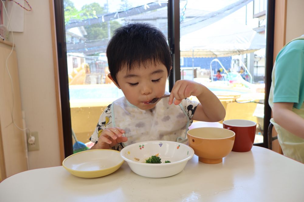 たくさん遊ぶとおなかも空く
よく噛みながら
黙々と食べ進めていくkくん