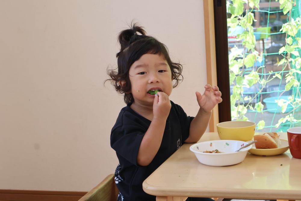 「ブロッコリーあった!」
「おいしーい♡」
「おかわりちょうだい!」
「にんじんどこにある〜?」
同じ生活の中でも
子どもたちの気付き・感じ方・遊び方は十人十色